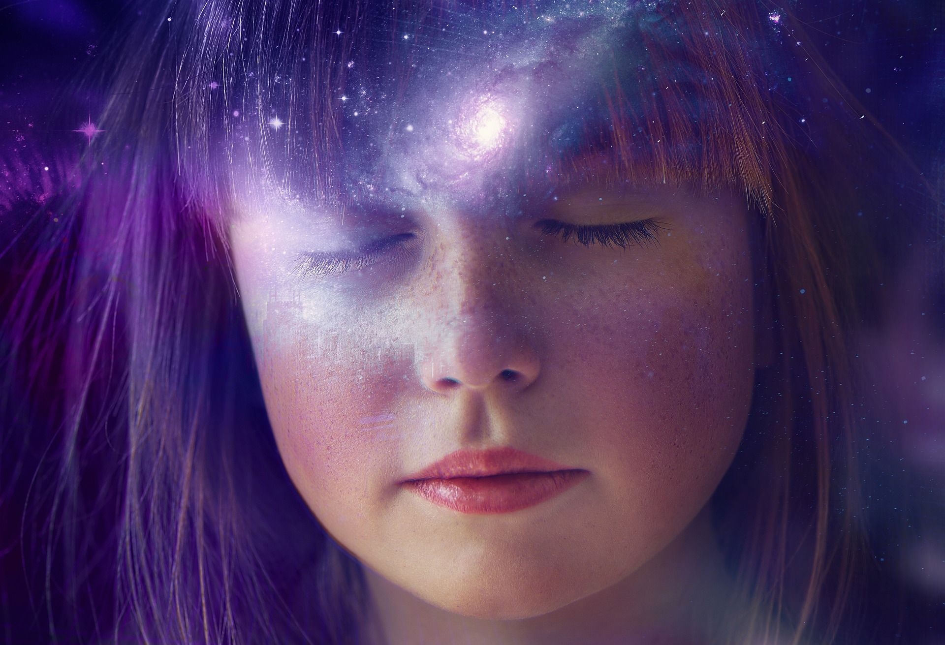 jeune fille les yeux fermés avec des lumières de couleur sur le visage - Image par Leandro De Carvalho de https://pixabay.com/fr/illustrations/fille-univers-fantaisie-galaxie-5801511/