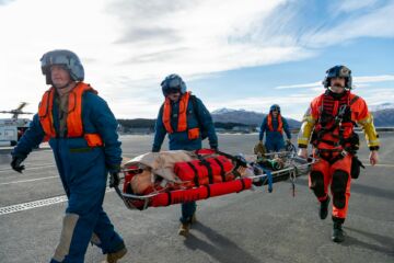 « Quatre hommes vont vers Jésus, ils lui amènent un paralytique en le portant sur un brancard. » (Marc 2:3)