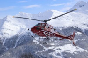 Un hélicoptère du secours en montagne - Photo by Rainer Bleek on https://unsplash.com/photos/LwWKdjsIrHU