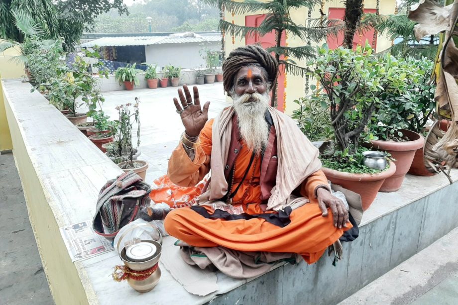 Un sadhu saluant aimablement en mendiant - Photo by Ravi Bhardwaj on https://unsplash.com/photos/-tkPW_G0FJE