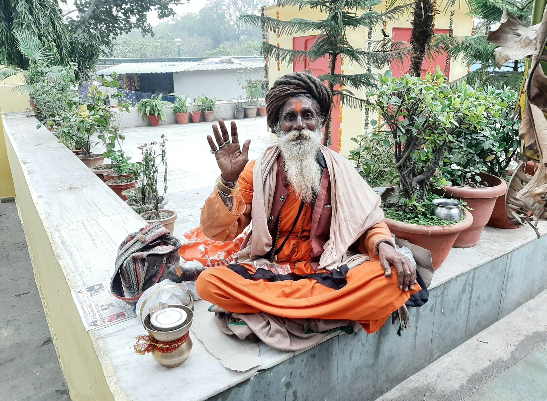 Un sadhu saluant aimablement en mendiant - Photo by Ravi Bhardwaj on https://unsplash.com/photos/-tkPW_G0FJE