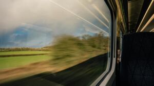 Vue du paysage qui défile à grande vitesse de la fenêtre d'un train - Photo de Winston Tjiasur https://unsplash.com/fr/photos/une-photo-floue-dun-train-qui-passe-4RBArKODA2s