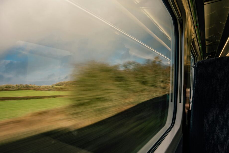 Vue du paysage qui défile à grande vitesse de la fenêtre d'un train - Photo de Winston Tjiasur https://unsplash.com/fr/photos/une-photo-floue-dun-train-qui-passe-4RBArKODA2s