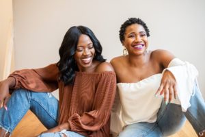 deux femmes noires qui rigolent ensemble - Photo by alex starnes on https://unsplash.com/photos/tbYPDBChsZU