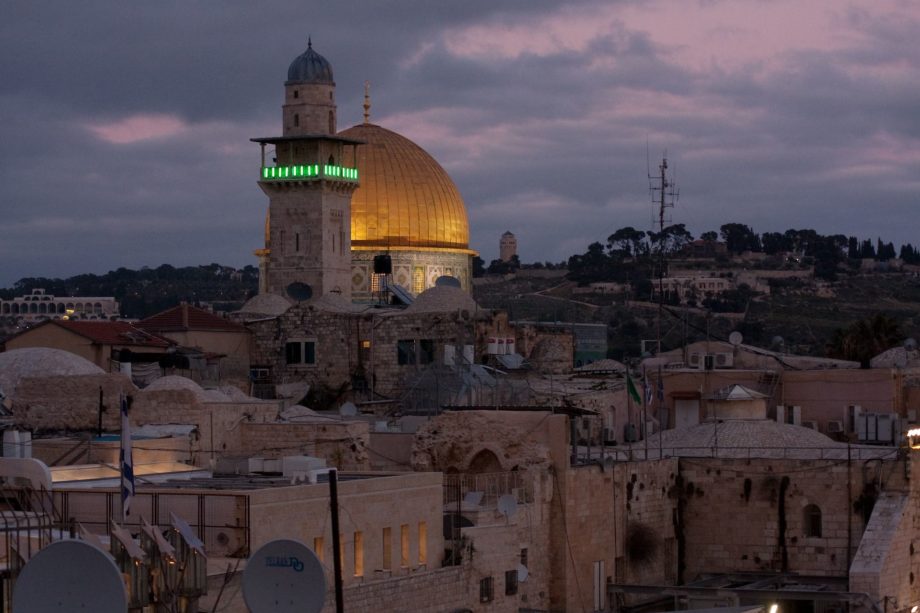 église, minaret, synagogues à Jérusalem - Image par sosinda de https://pixabay.com/fr/photos/j%c3%a9rusalem-l-%c3%a9glise-de-la-colline-4853195/