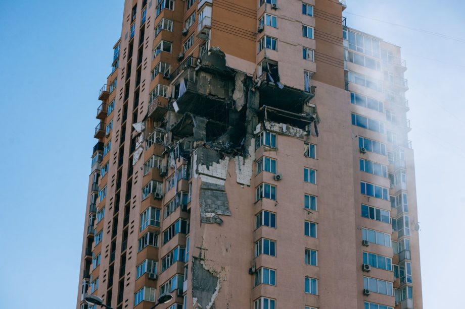 Immeuble frappé par un missile à Kiev en Ukraine - Photo by Julia Rekamie on https://unsplash.com/photos/zbY-PH6vAlw