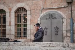 un juif avec ses tefilim prie dan sla vuielle ville de Jérusalem - Photo by Maayan Nemanov on https://unsplash.com/photos/o9QAKPbEYLQ