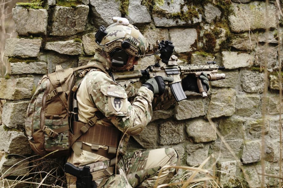 soldat lourdement équipé pointant son arme - Photo by Specna Arms on https://unsplash.com/photos/kVVKHGNgsAw