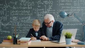 Un eenfant apprend les maths avec un homme âgé - Photo de Vitaly Garievsur https://unsplash.com/fr/photos/un-enseignant-age-aide-un-jeune-eleve-en-mathematiques-0WJjFt-LNps