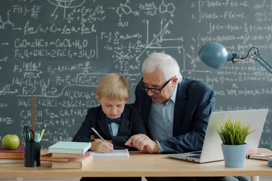 Un eenfant apprend les maths avec un homme âgé - Photo de Vitaly Garievsur https://unsplash.com/fr/photos/un-enseignant-age-aide-un-jeune-eleve-en-mathematiques-0WJjFt-LNps