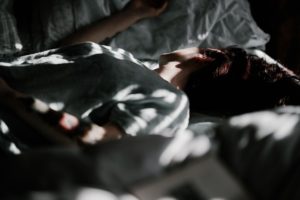 dans son lit, le matin, entre ombre et lumières - Photo by Annie Spratt on https://unsplash.com/photos/MtBsjmC4RT0