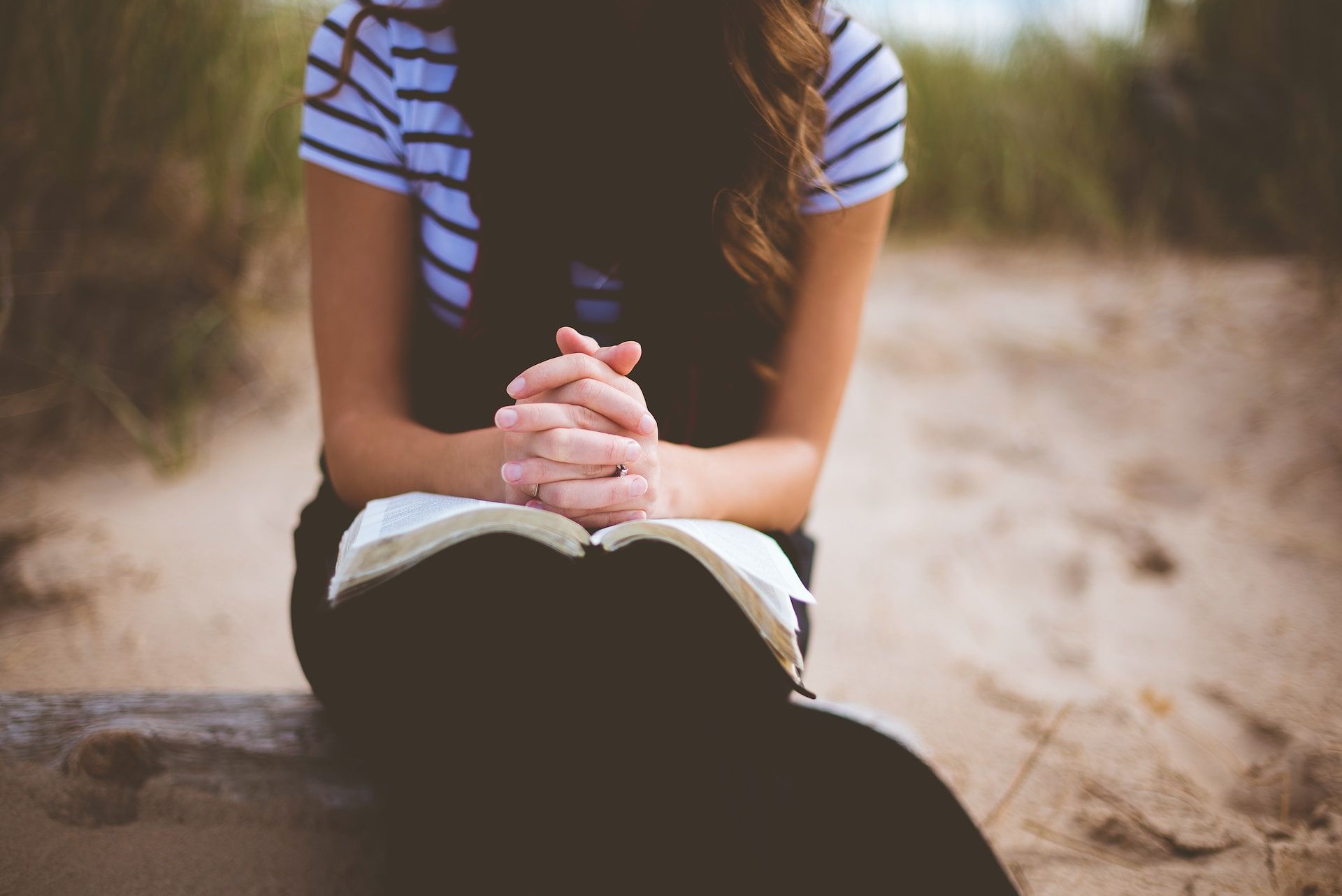 une femme prie avec une bible sur les genoux - Photo by Ben White on https://unsplash.com/photos/vtCBruWoNqo