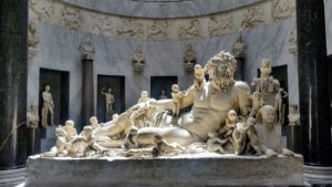statue représentant un dieu environné d'angelots - Photo by Francisco Ghisletti on https://unsplash.com/photos/Wf2tCunxqQU