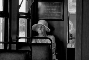 Une femme d'un certain âge, l'air grognon, dan sle fond d'un tram - Photo by Freysteinn G. Jonsson on https://unsplash.com/photos/p0FNALTbc-8 