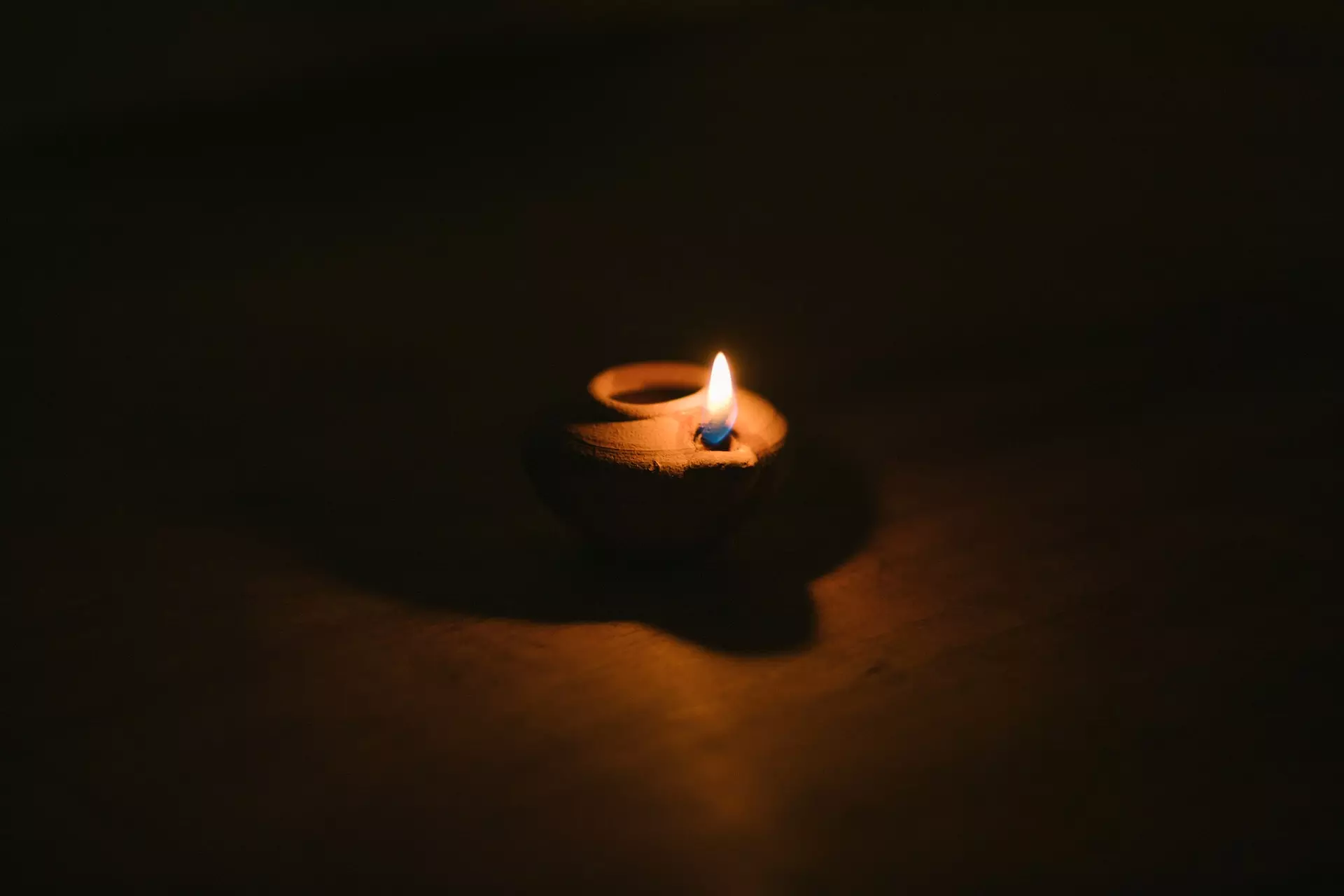 lampe à huile - Photo by Gadiel Lazcano on https://unsplash.com/photos/HDlgRUHBfXA