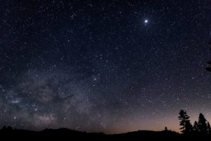 ciel nocturne étoilé ave cune planète dans un coin - Photo by Karl Anderson on https://unsplash.com/photos/HVGn7_dMNX0 recadré