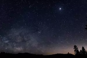 ciel nocturne étoilé ave cune planète dans un coin - Photo by Karl Anderson on https://unsplash.com/photos/HVGn7_dMNX0 recadré