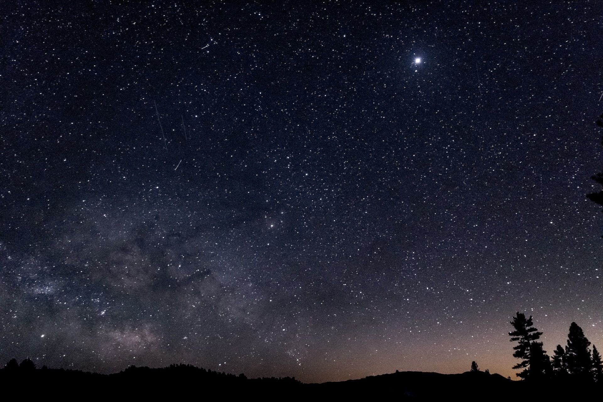ciel nocturne étoilé avec une planète dans un coin - Photo by Karl Anderson on https://unsplash.com/photos/HVGn7_dMNX0