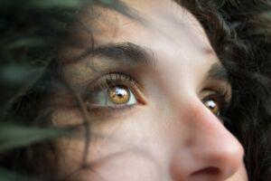 Regard d'une femme vers le haut - Photo de Marina Vitalesur https://unsplash.com/fr/photos/photo-en-gros-plan-dune-personne-t809JJ6r9KA