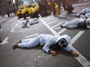 mise en scène d'enfants allongés par terre avec des cominaisons anti nucléaire - Photo by Ra Dragon on https://unsplash.com/photos/ioYf9VjGo34