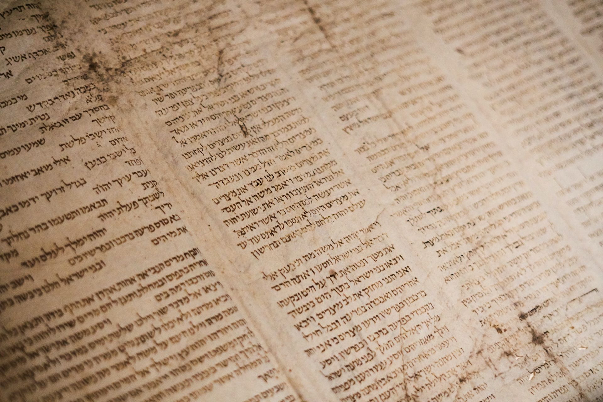 manuscrit hébraïque - Photo by Tanner Mardis on https://unsplash.com/photos/xUXGHzhIbN4