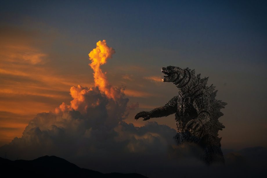 montage avec un dragon et un coucher de soleil - Photo by LINLI XU on https://unsplash.com/photos/gUWFb2g8FKw