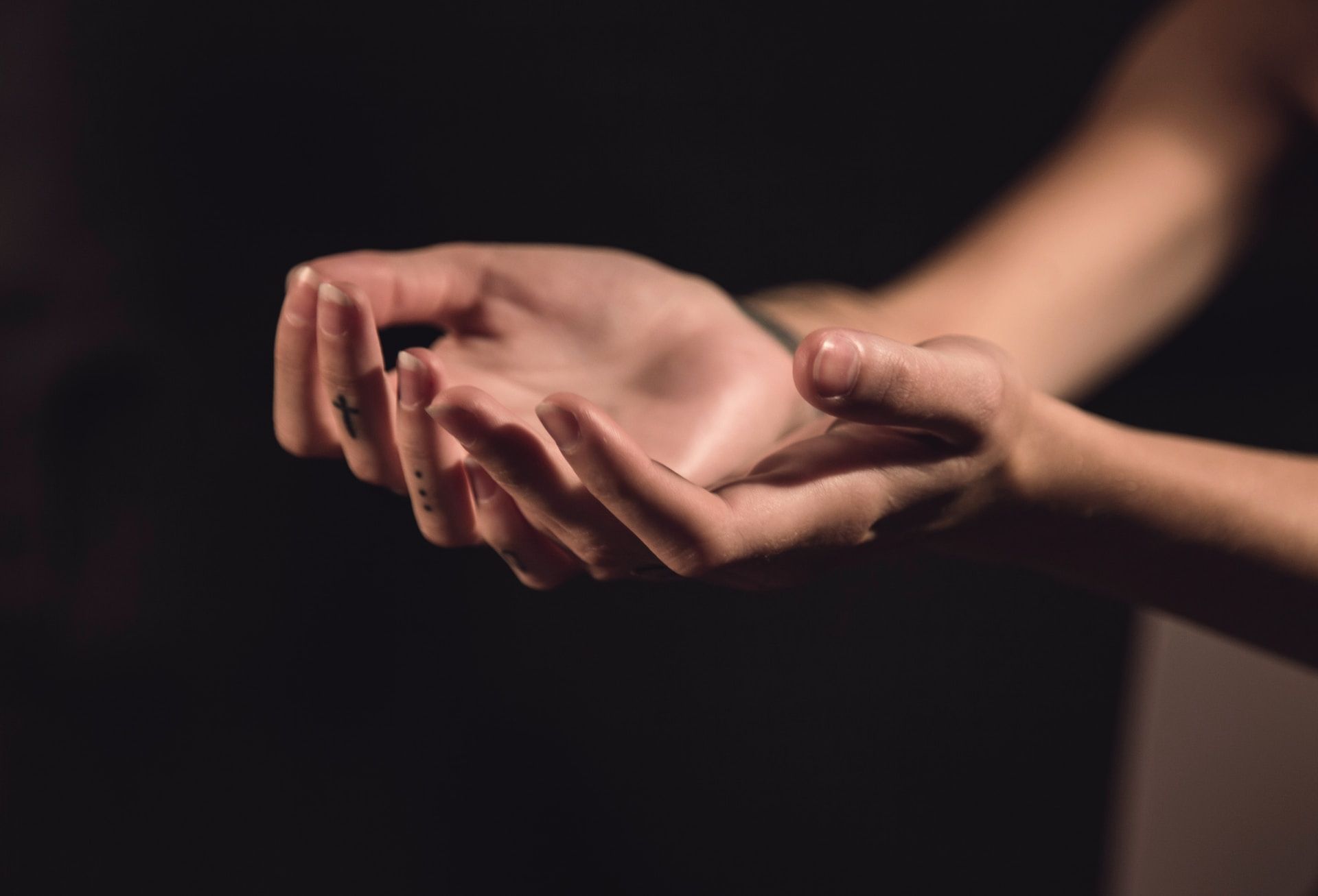 mains de femme dans un geste de réception - Photo by Milada Vigerova on https://unsplash.com/photos/iQWvVYMtv1k