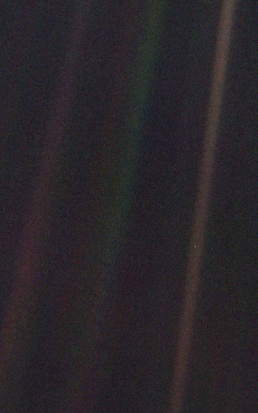 un minuscule point dans une image sombre avec quelques reflets - Crédit : NASA - Voyager 1