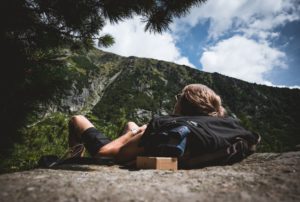 randonneur faisant une pose sur le bord du chemin en montagne - Photo by Tadeusz Lakota on https://unsplash.com/photos/KBnp9H1Klf4