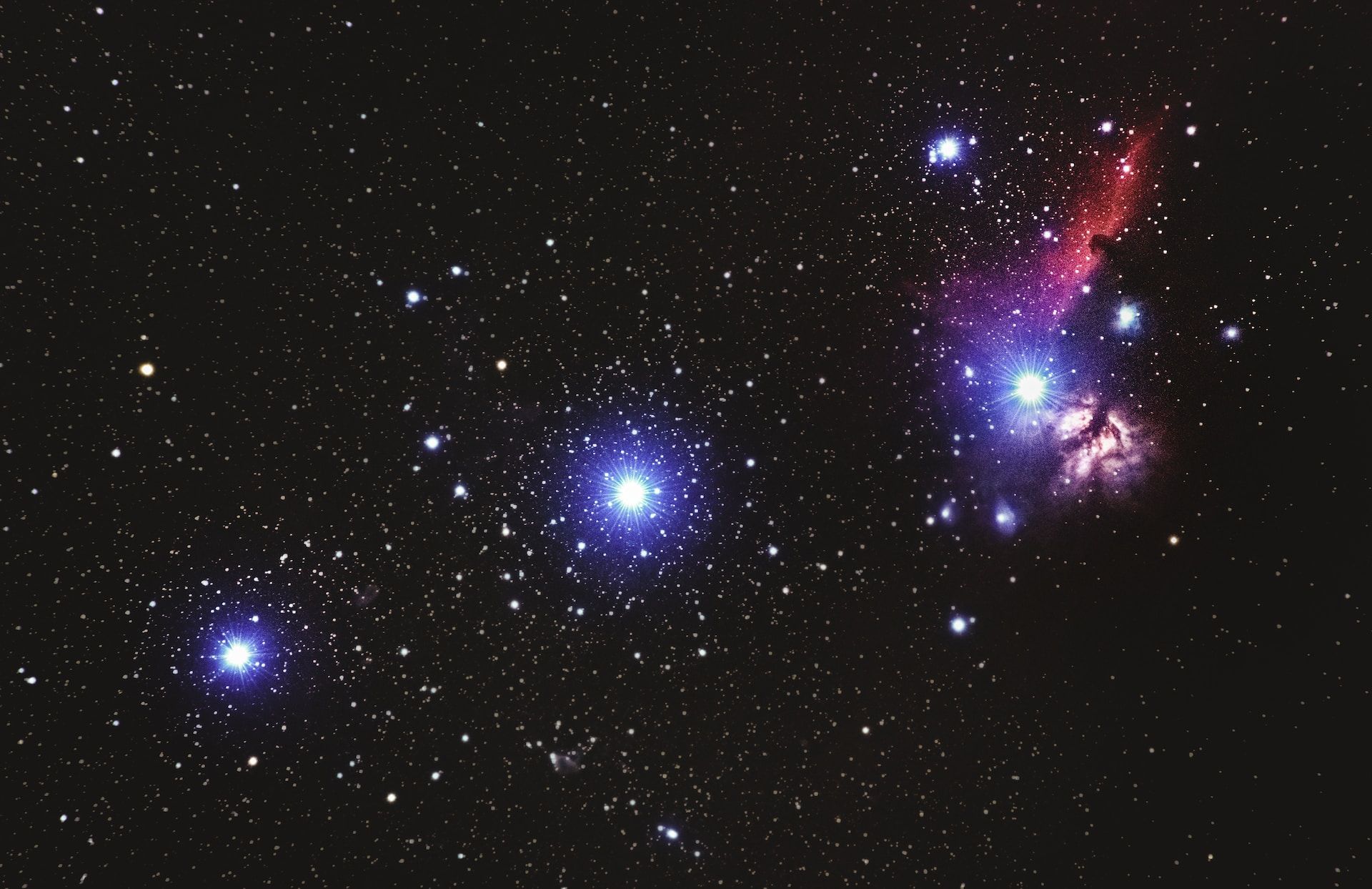 étoiles et galaxie - Photo de Alexander Andrews sur https://unsplash.com/fr/photos/HzT5Du-UFW8
