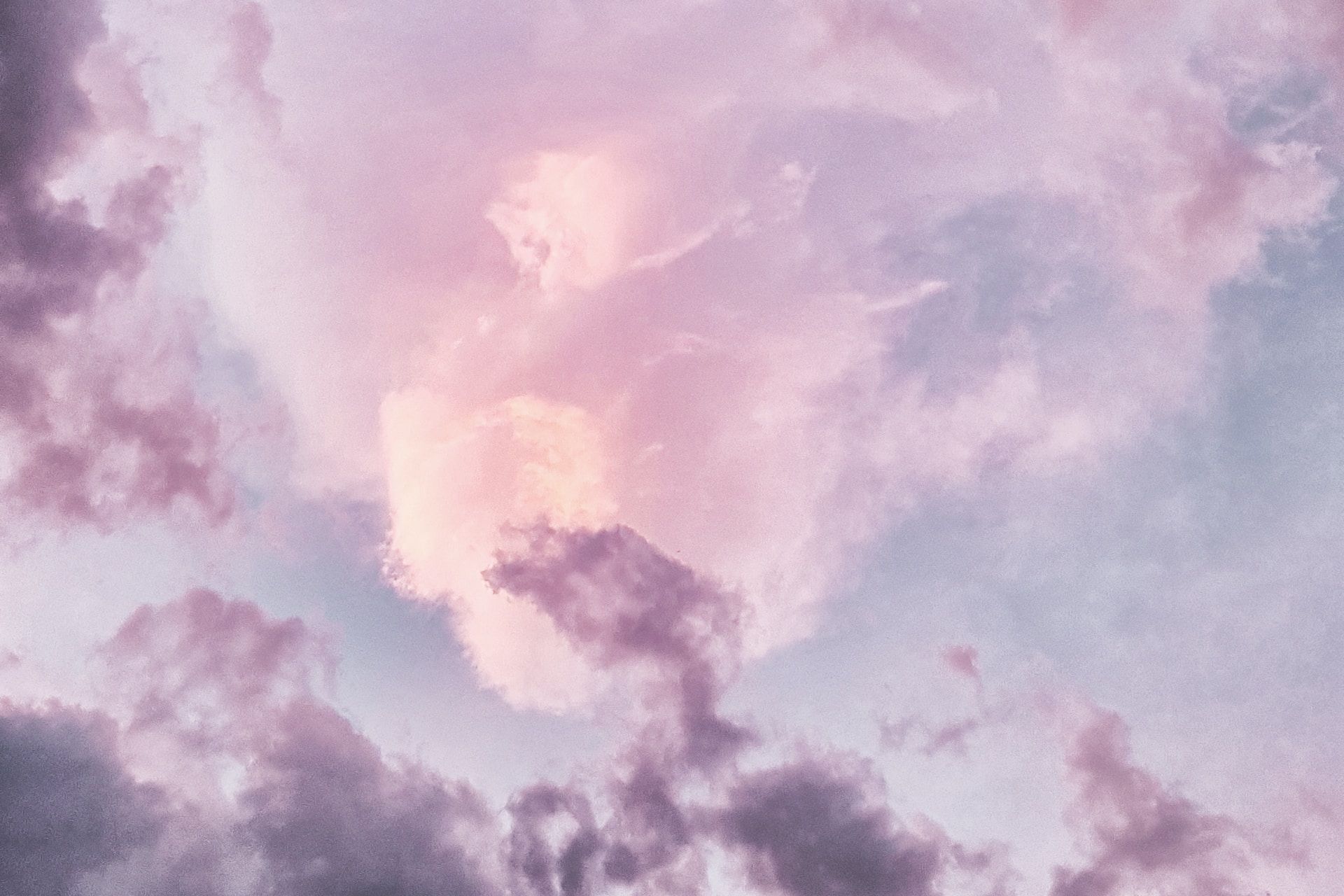 Ciel avec des nuages roses et blancs - Photo de eberhard ð grossgasteiger sur https://unsplash.com/fr/photos/NvesrDbsrL4