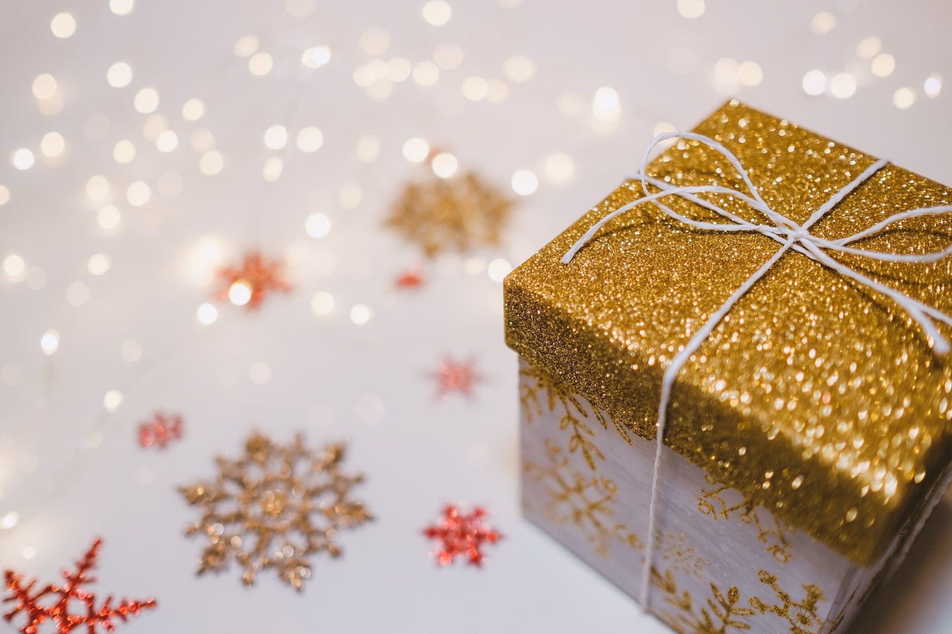 Un cadeau de Noël tout doré - Photo de freestocks sur https://unsplash.com/fr/photos/k-Rp0V0XWWU