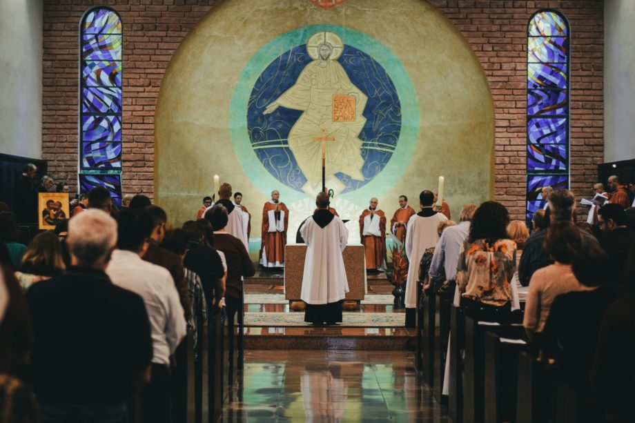 des personnes participent à une messe - Photo de Mateus Campos Felipe sur https://unsplash.com/fr/photos/M78SwDw9X0A