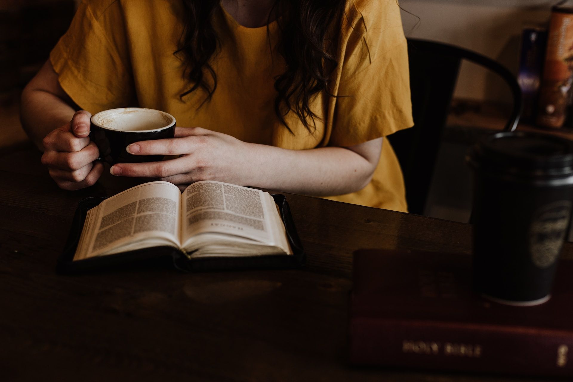 une jeune femme lit la Bible en buvant son café le matin - Photo de Priscilla Du Preez sur https://unsplash.com/fr/photos/WWD93Icc30Y