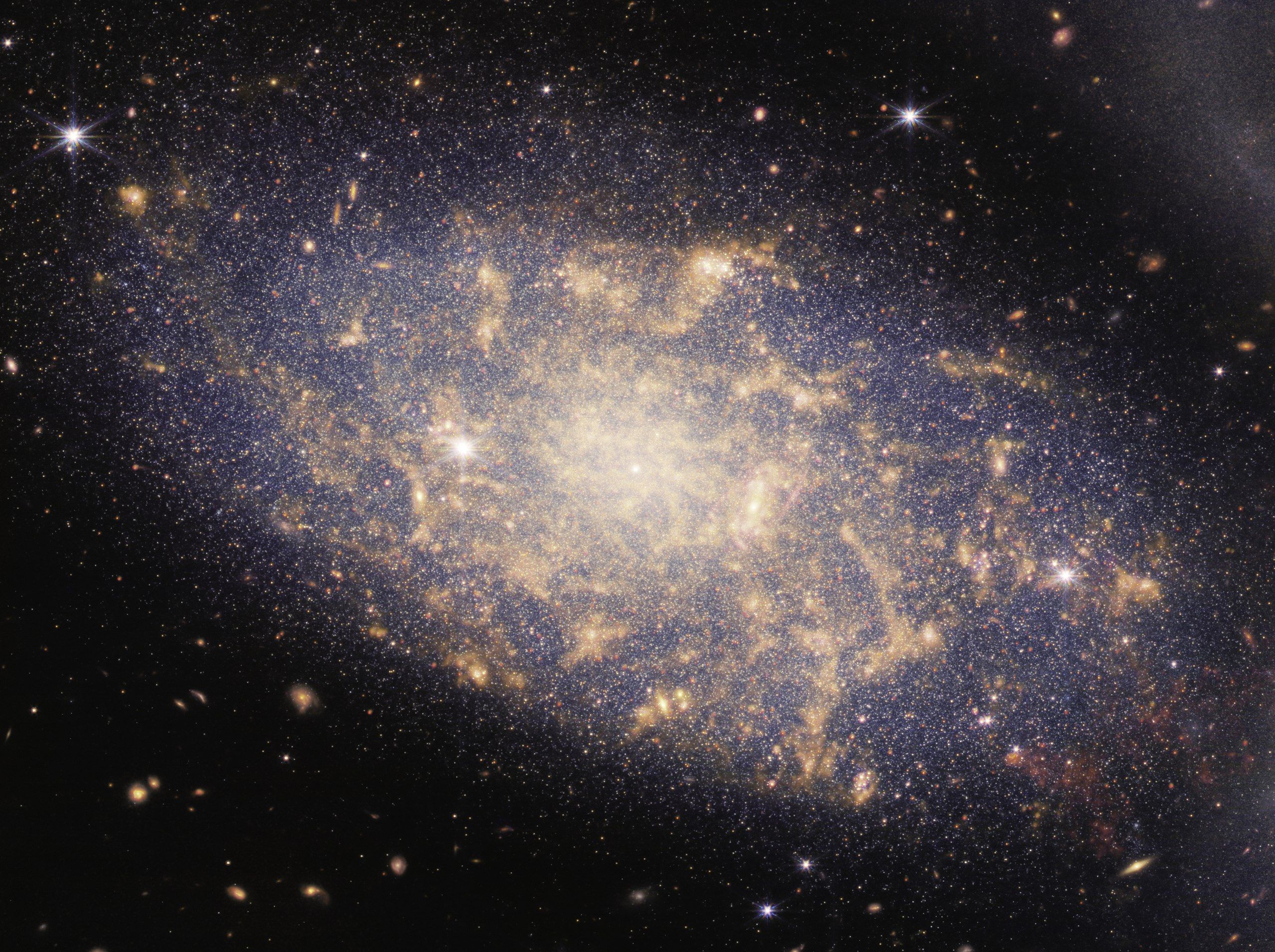 Groupe de galaxies photographié par le téléescope James Webb - Domaine public https://webbtelescope.org/contents/media/images/2022/034/01G7DA5ADA2WDSK1JJPQ0PTG4A
