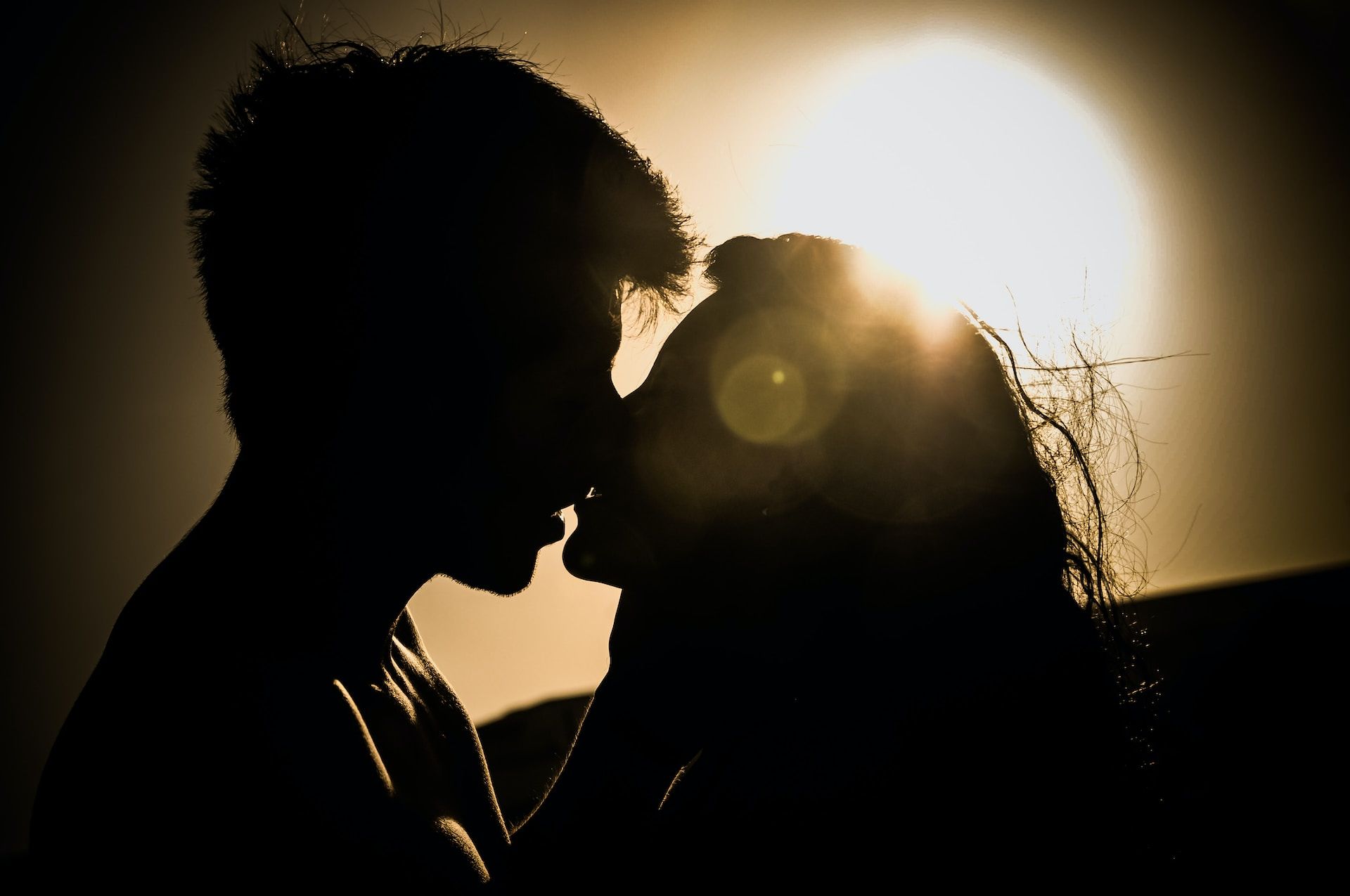 baiser sur fond de soleil couchant - Photo de Alejandra Quiroz sur https://unsplash.com/fr/photos/F5hTTI4Hlv4