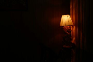 Une lampe qui s&rsquo;allume et s&rsquo;éteint : un signe de mon père décédé ?