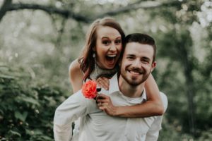 Couple qui rigole, la fille est sur le dos de son copain - Photo de Carly Rae Hobbins sur https://unsplash.com/fr/photos/zNHOIzjJiyA 