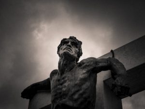 Visage d’une statue représentant la Christ souffrant en croix - Photo de Frantisek Duris sur https://unsplash.com/fr/photos/sQ4aJOphZb4 