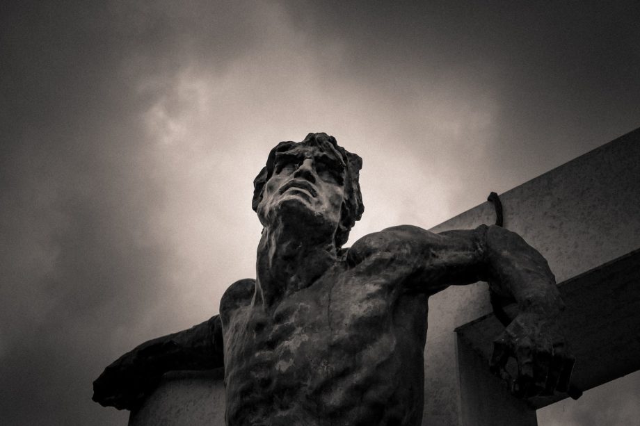 Visage d’une statue représentant la Christ souffrant en croix - Photo de Frantisek Duris sur https://unsplash.com/fr/photos/sQ4aJOphZb4