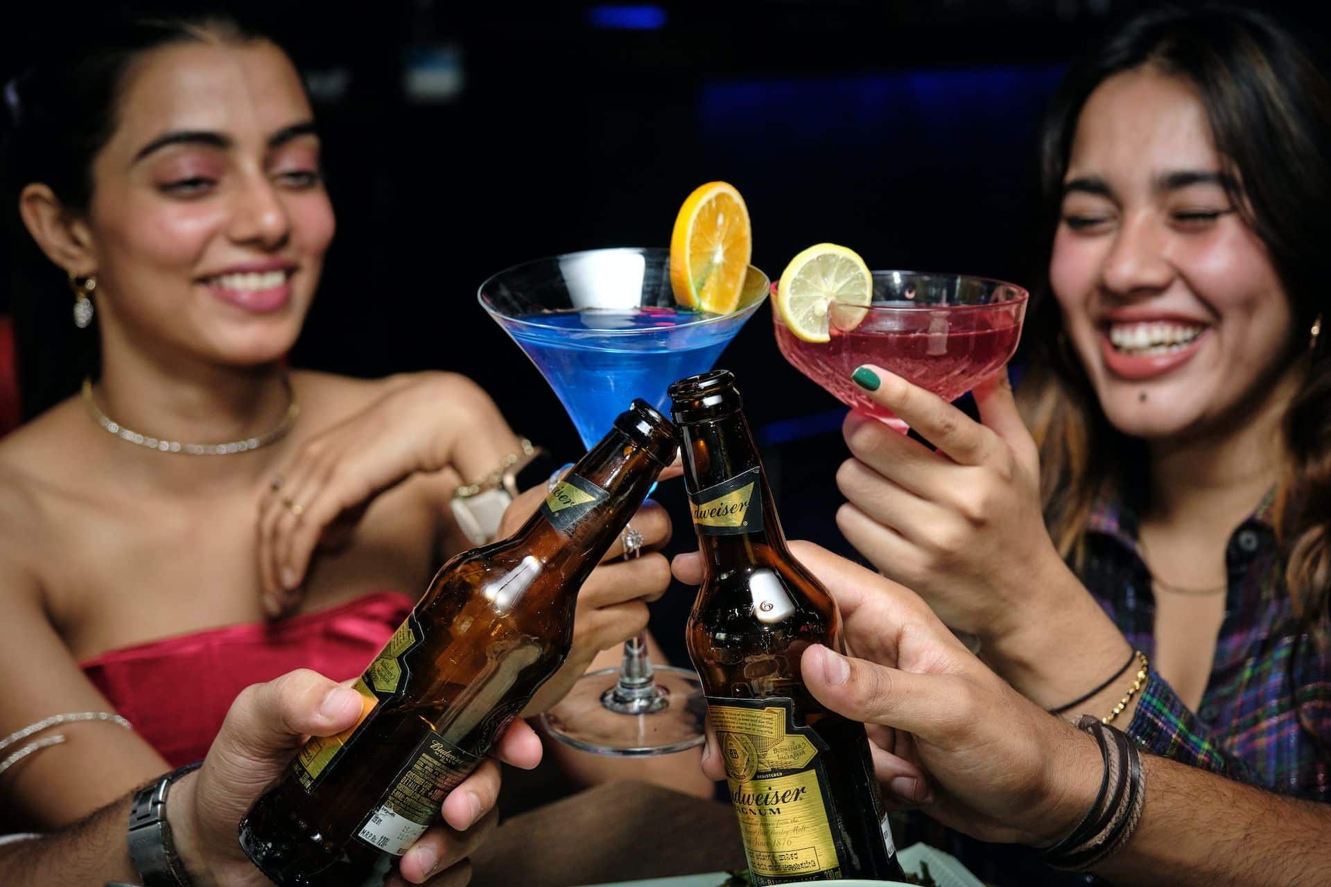 deux jeunes femmes en train de boire des cocktails - Photo de Himanshu Choudhary sur https://unsplash.com/fr/photos/lzBcmD1VKms