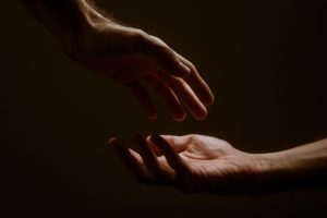 une main se tend comme en demande, une autre se tend comme pour donner - Photo de Jackson David sur https://unsplash.com/fr/photos/8qudl9pDZJ0 