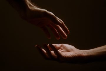 une main se tend comme en demande, une autre se tend comme pour donner - Photo de Jackson David sur https://unsplash.com/fr/photos/8qudl9pDZJ0