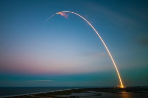 lancement d'un vaisseau spatial - Photo de SpaceX sur https://unsplash.com/fr/photos/-p-KCm6xB9I