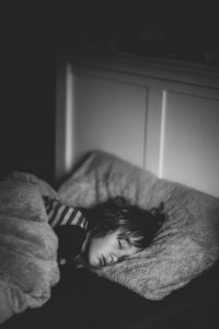 Une jeune femme à moitié endormie, l'aire boudeuse, ne voulant pas se lever - Extrait d'une photo de Annie Spratt sur https://unsplash.com/fr/photos/9GEzaxGFCJc 