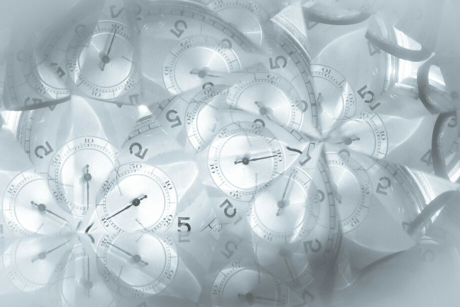 Composition de photos de montres se superposant - Photo de Daniele Levis Pelusi sur https://unsplash.com/fr/photos/horloge-analogique-blanche-et-grise-rmM8V7L1BhM