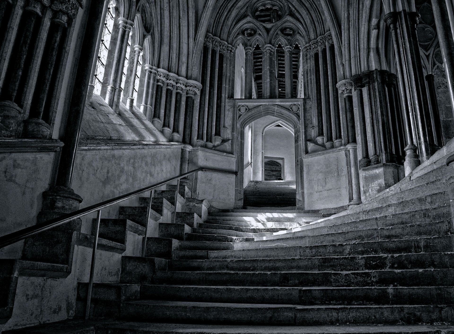 photo noir et blanc de marches d'escalier complexes dans une église ancienne - Photo de David Edkins sur https://unsplash.com/fr/photos/UxTV7DzuiyE