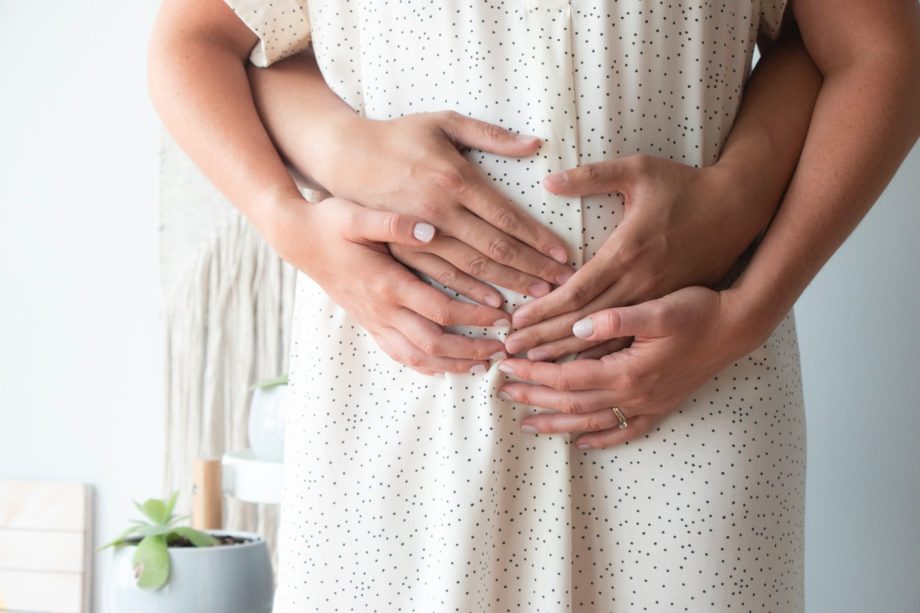 femme enceinte avec les mains des deux parents sur son ventre - Photo de John Looy sur https://unsplash.com/fr/photos/X3DZ1c7MPa4