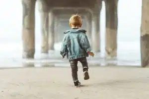 un petit garçon vue de dos en train de marcher, en déséquilibre - Photo de Nathan Dumlao sur https://unsplash.com/fr/photos/ReA35C-O5js 
