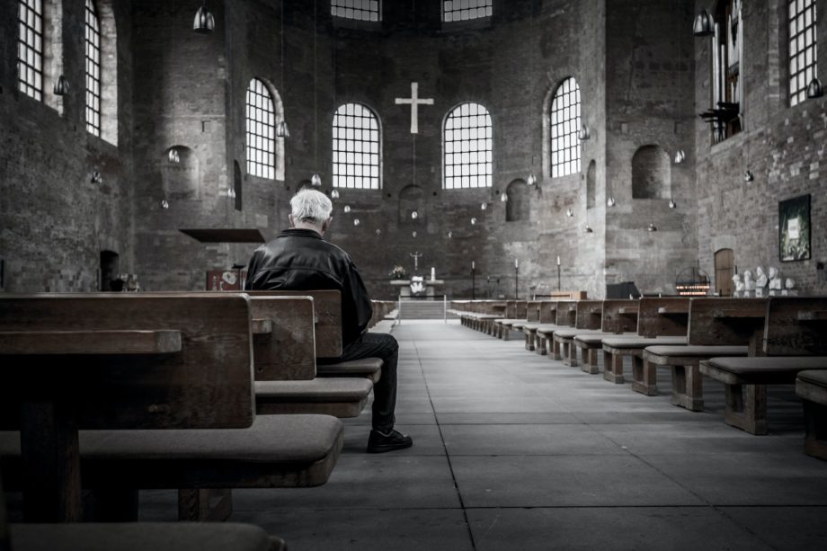 Un homme âgé, seul, dans une église en mauvais état - Photo de Stefan Kunze sur https://unsplash.com/fr/photos/oLdm7mnhDic